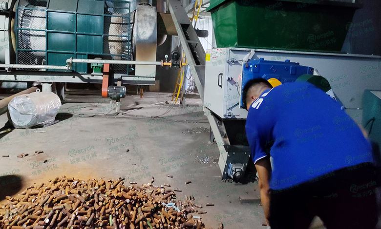 粉碎物理化系統(tǒng)的廢舊新能源汽車鋰電池拆解回收設備